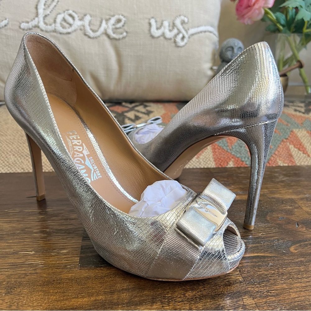 Salvatore Ferragamo Silver Metallic Textured Leather Vara Bow Peep Toe Heel 8.5